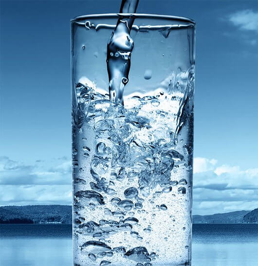 Uống nhiều nước để tăng độ ẩm cho da