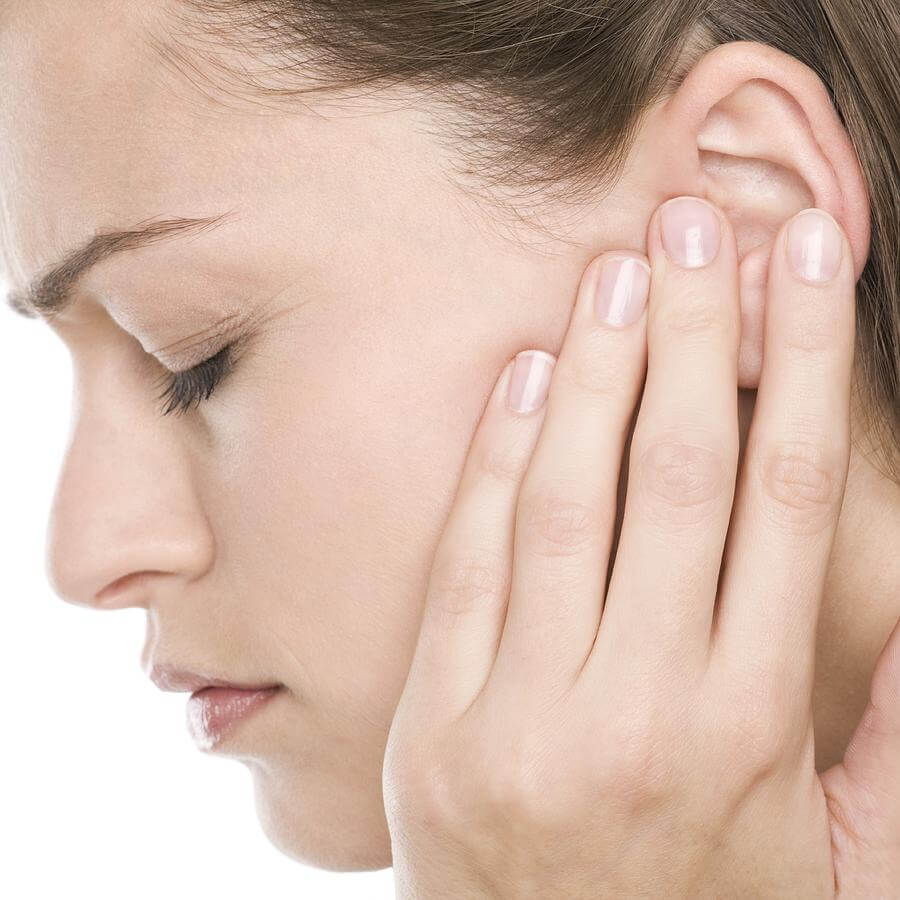 Ù tai + nghe kém: cần được thăm khám cẩn thận về tai mũi họng